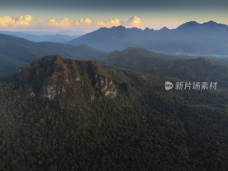 在泰国清莱省的Doi Luang Chiang Dao，日出时美丽的空中景观。